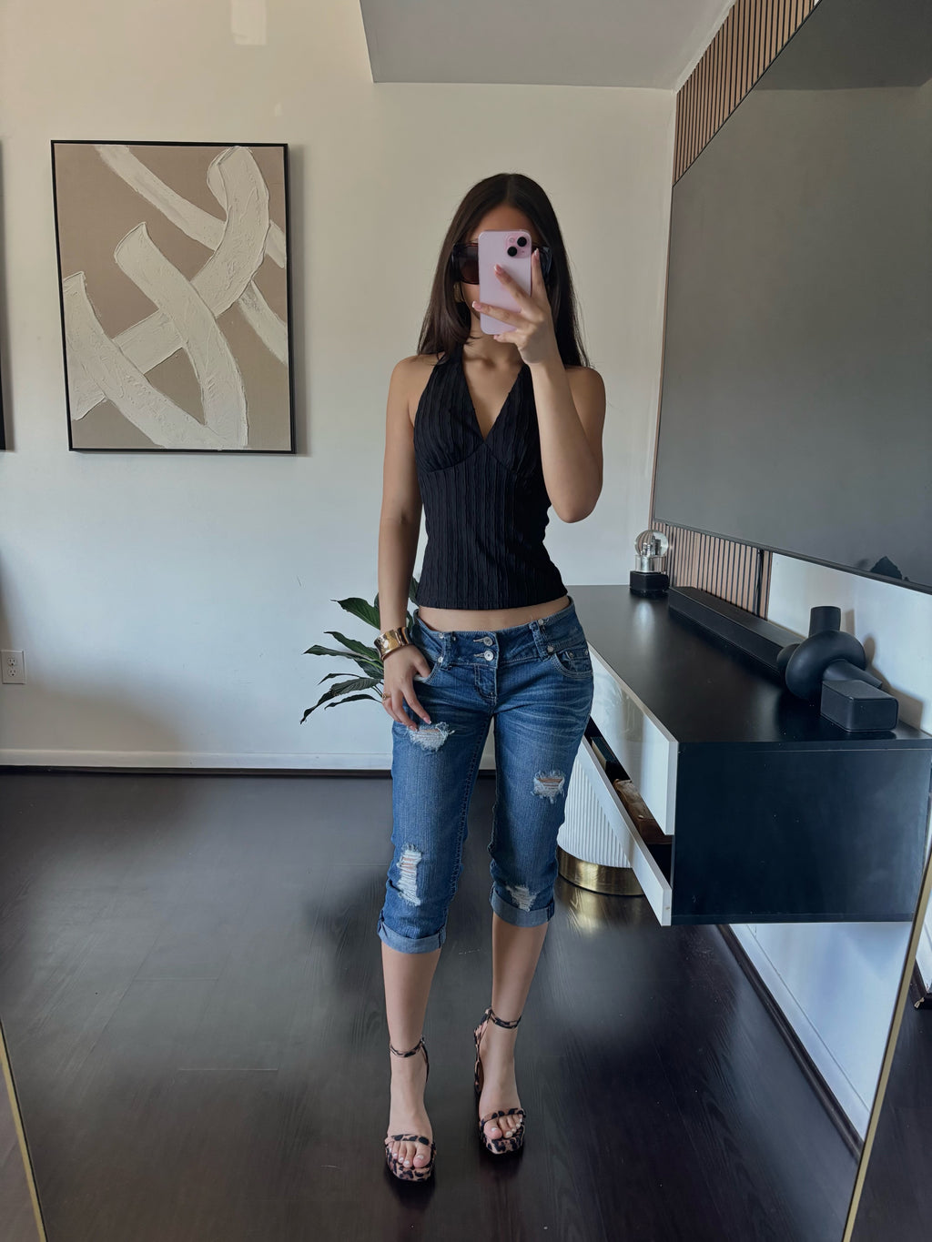 Low-rise ripped capris