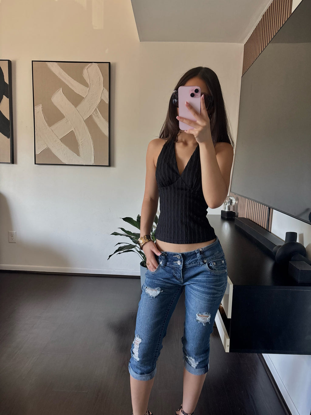 Low-rise ripped capris