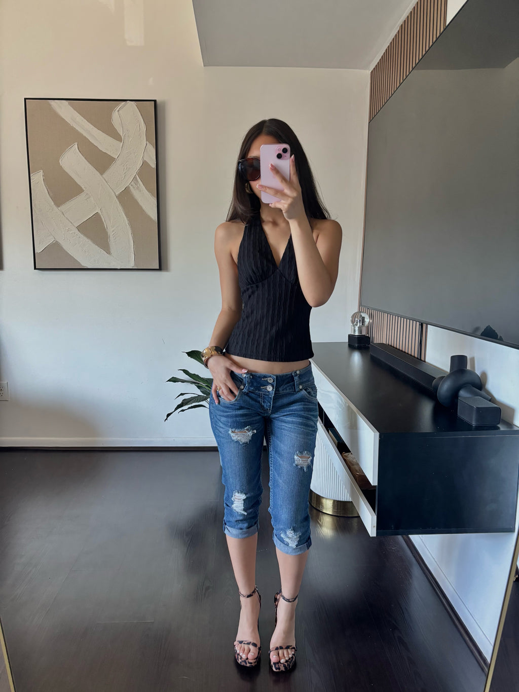 Low-rise ripped capris