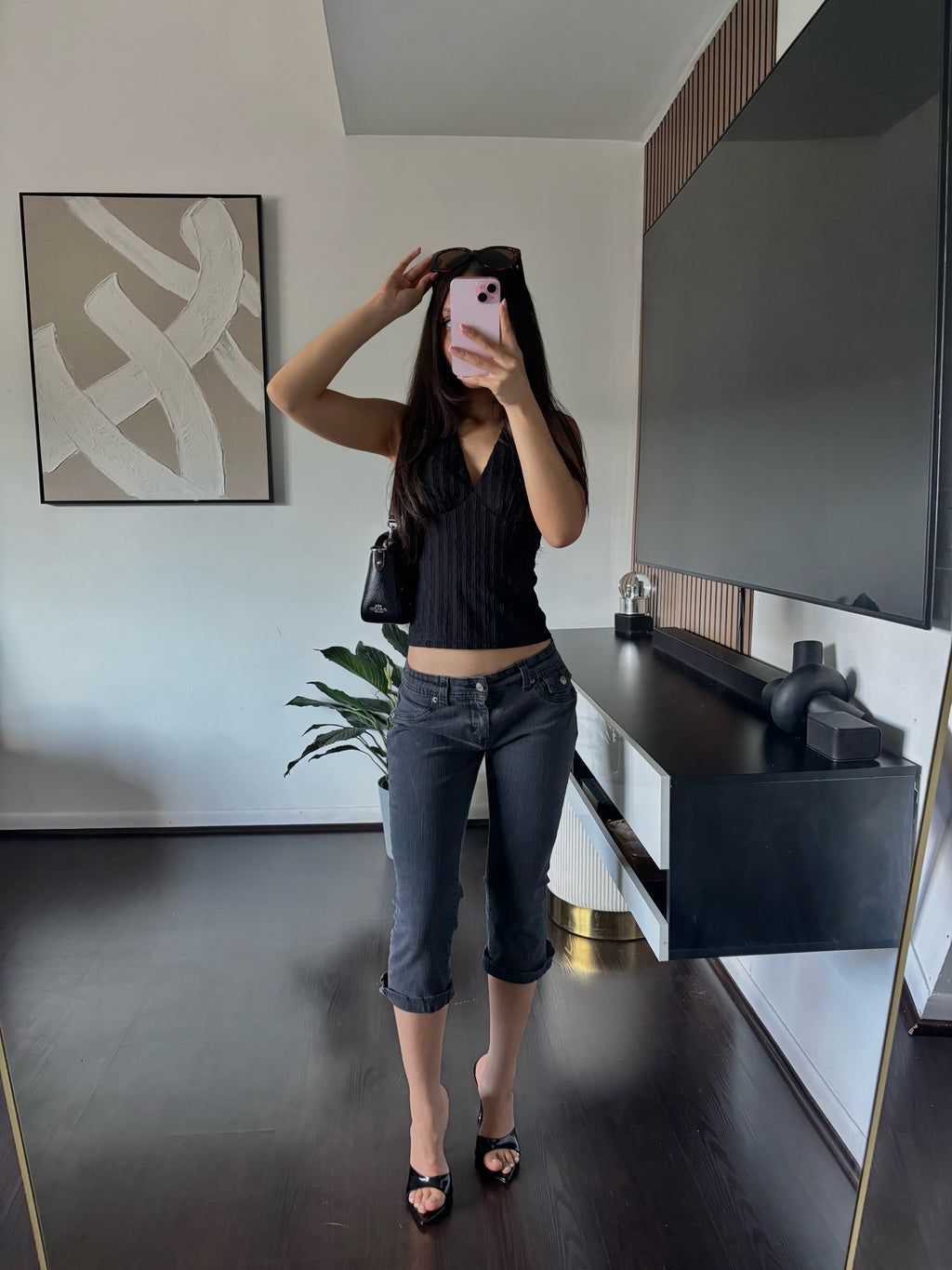 Black low-rise capris