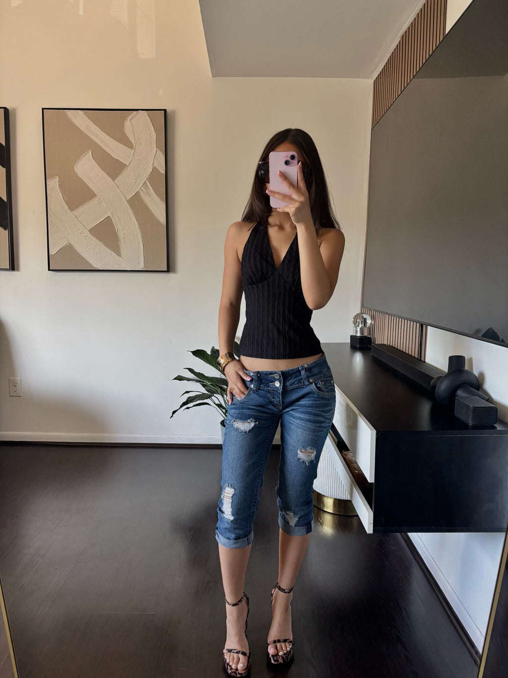 Low-rise ripped capris