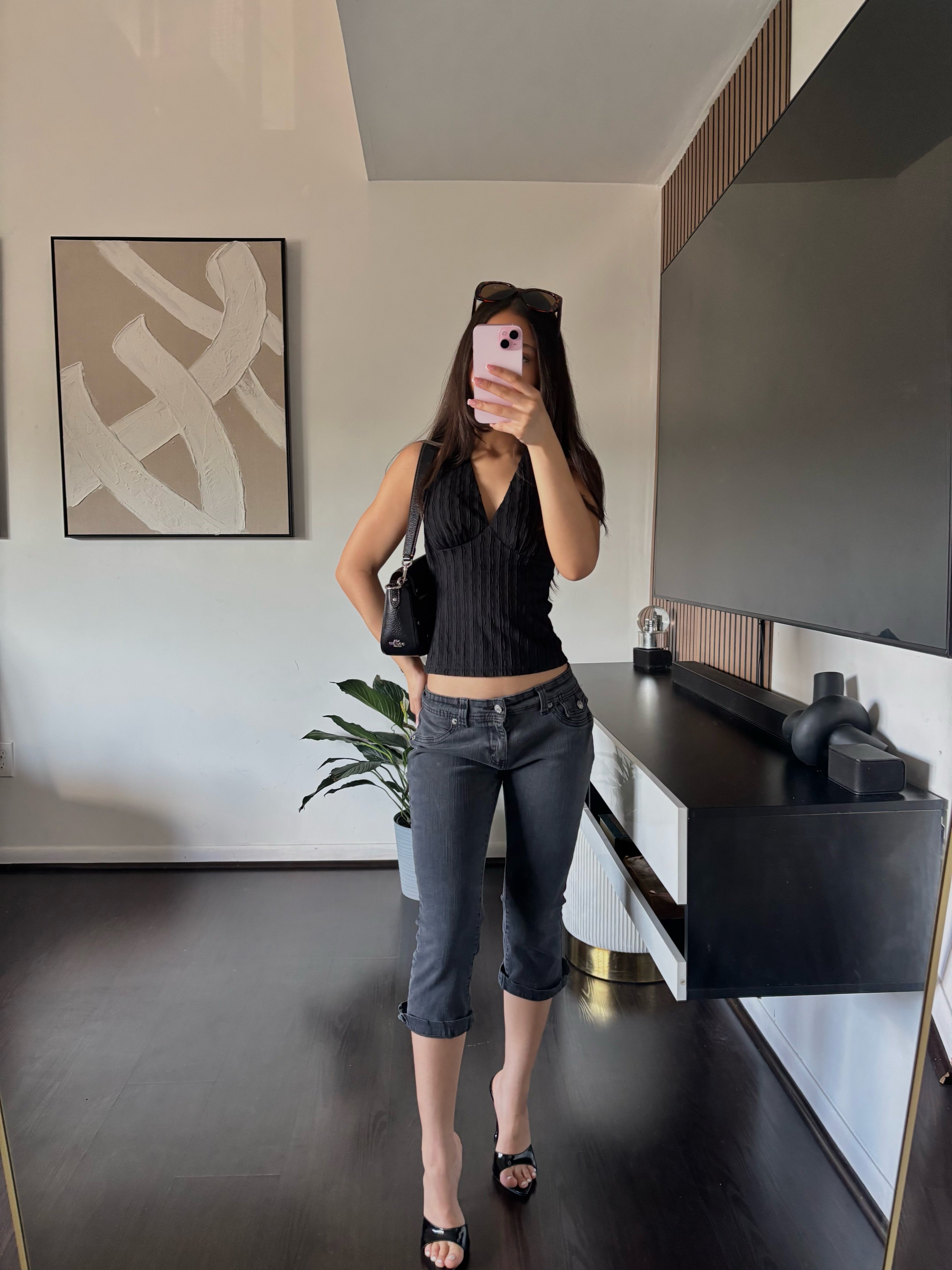 Black low-rise capris