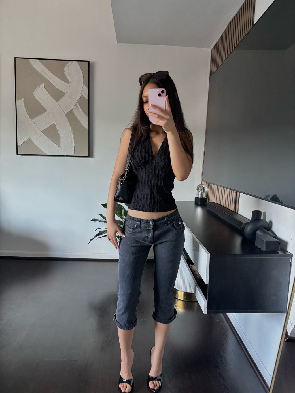 Black low-rise capris