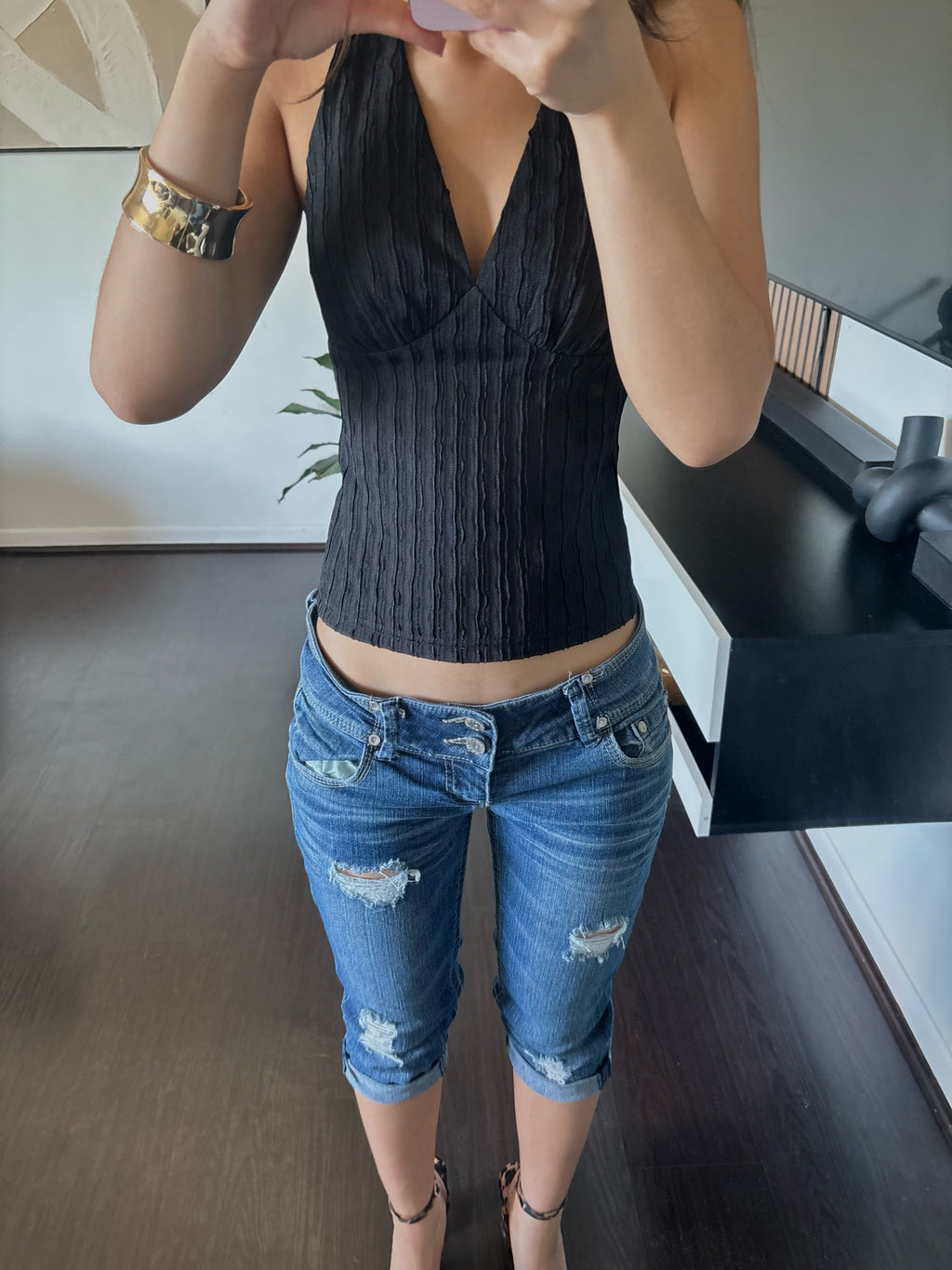 Low-rise ripped capris