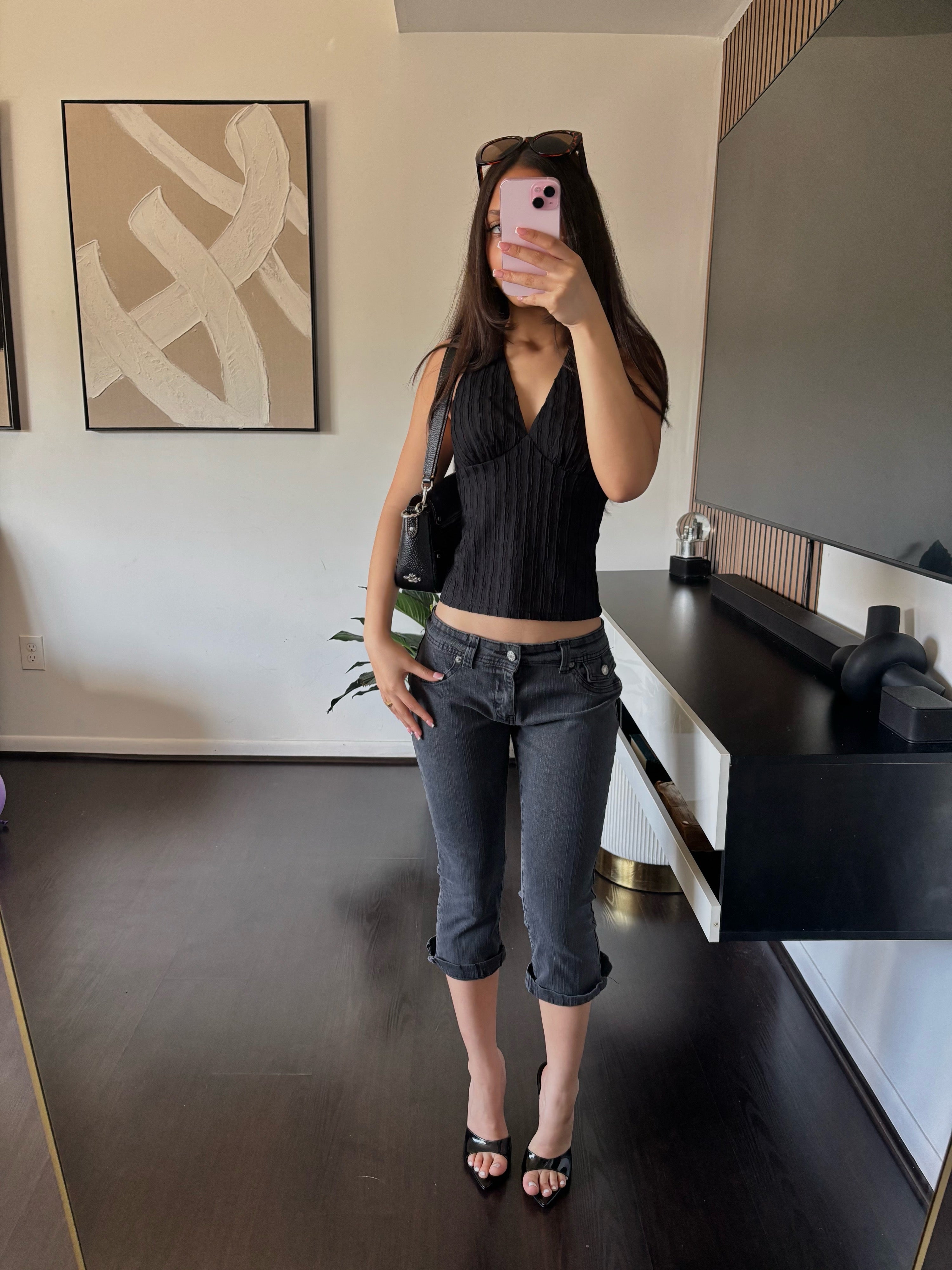 Black low-rise capris