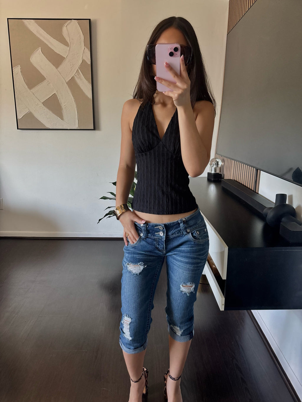 Low-rise ripped capris